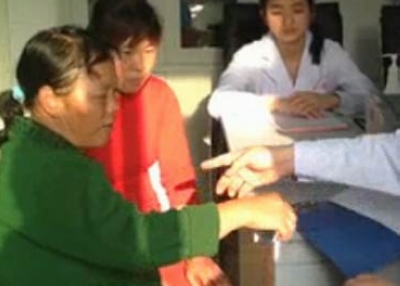 医生正在为患者进行手部关节处的检查