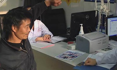 经过一个疗程治疗后,患者已经能够抬起胳膊 经过一个疗程治疗后,患者已经能够抬起胳膊