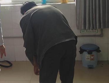 刚到医院治疗时,毛先生的病情严重,弯腰困难 刚到医院治疗时,毛先生的病情严重,弯腰困难